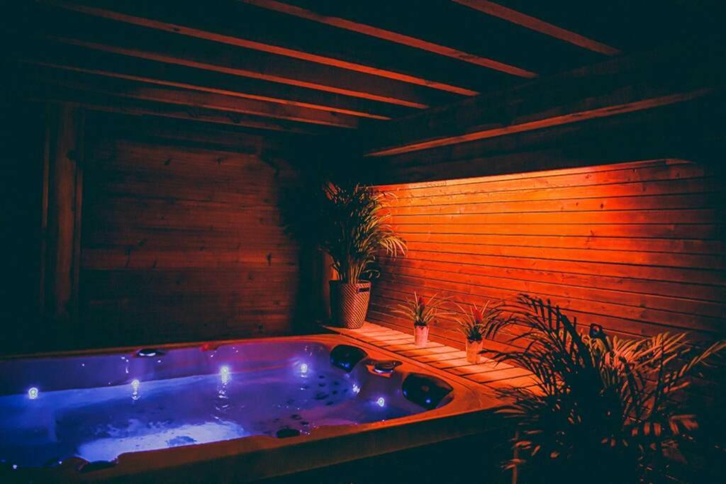Le Spa Du Cabanon: Cabanon De Luxe Avec Spa Entierement Privatif Aye Luaran gambar