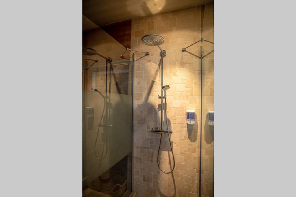 Le Spa Du Cabanon: Cabanon De Luxe Avec Spa Entierement Privatif Aye Luaran gambar