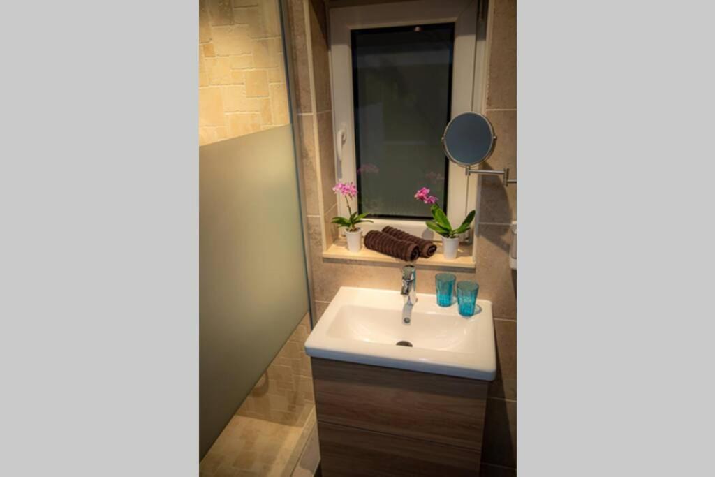 Le Spa Du Cabanon: Cabanon De Luxe Avec Spa Entierement Privatif Aye Luaran gambar