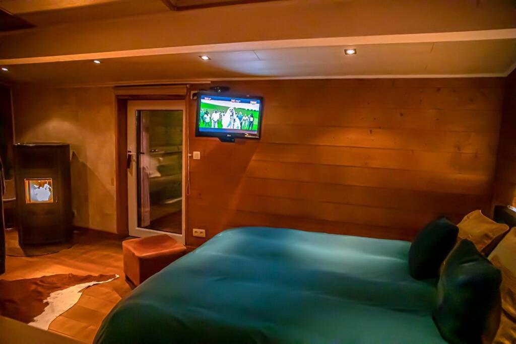 Le Spa Du Cabanon: Cabanon De Luxe Avec Spa Entierement Privatif Aye Luaran gambar