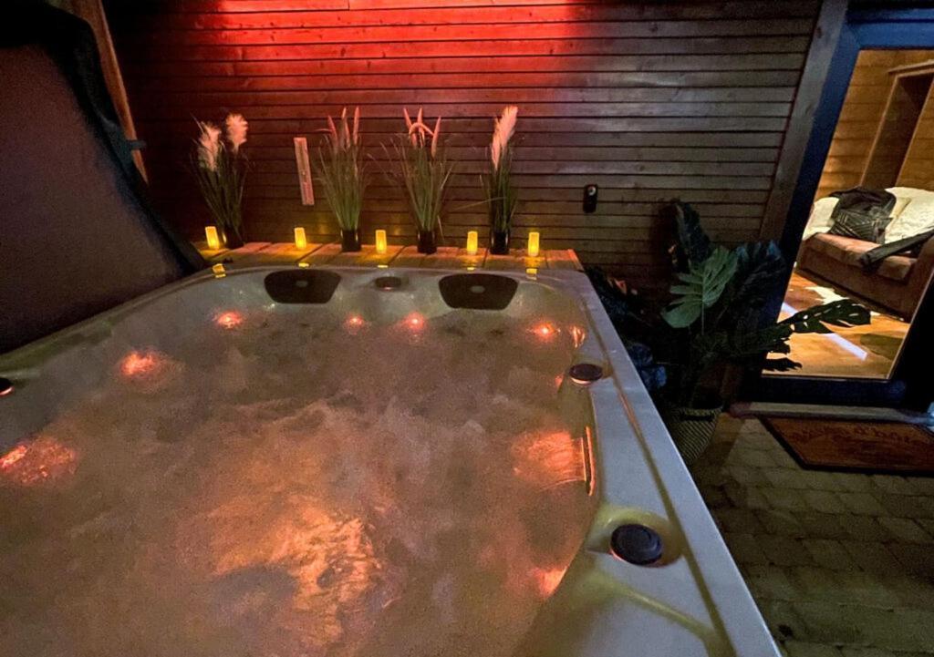 Le Spa Du Cabanon: Cabanon De Luxe Avec Spa Entierement Privatif Aye Luaran gambar